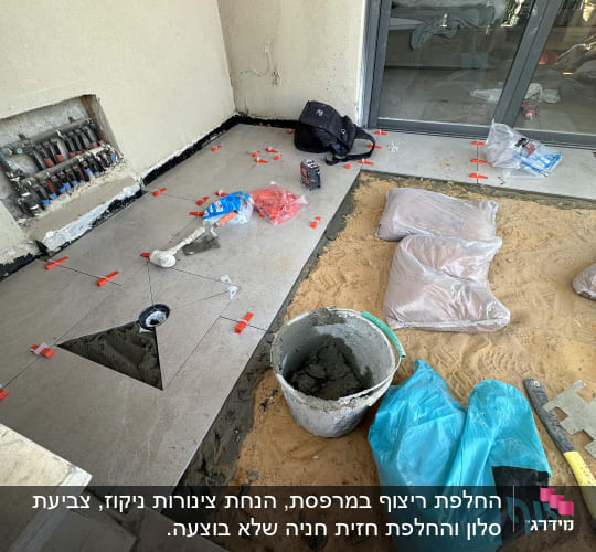 עבודת ריצוף עם כלים וחומרים באתר בנייה